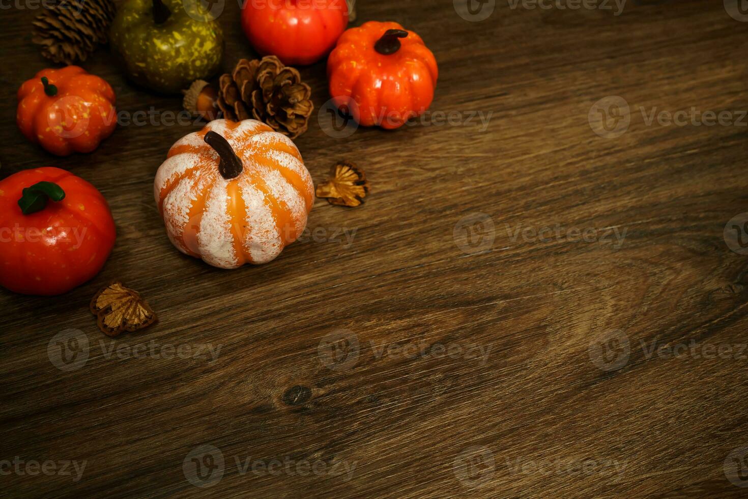 Víspera de Todos los Santos decoraciones antecedentes. Víspera de Todos los Santos de miedo calabaza cabeza en de madera mesa Víspera de Todos los Santos fiesta concepto foto