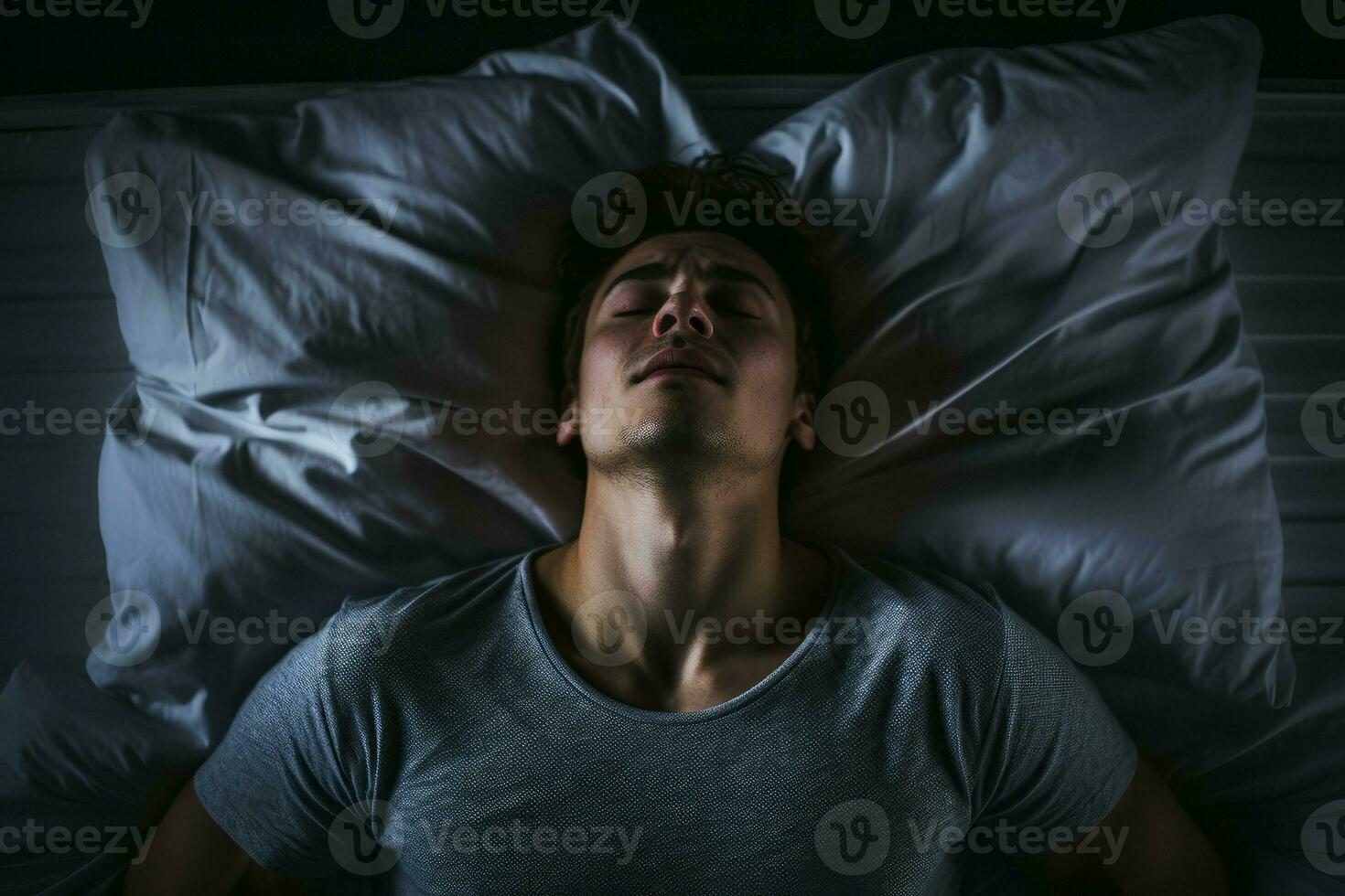 hombre sufrimiento desde insomnio en cama. generar ai foto