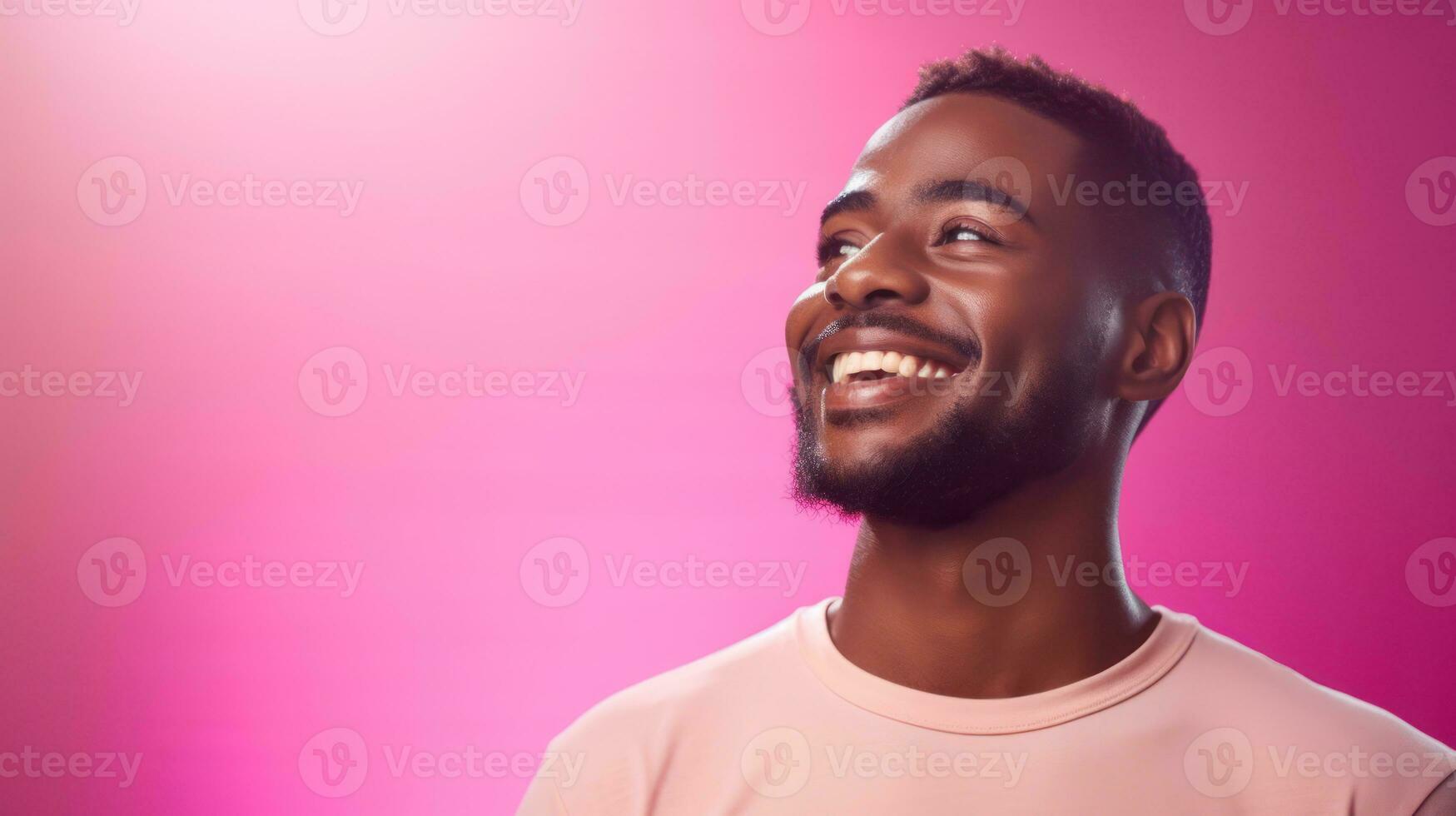 retrato de un sonriente joven africano americano hombre en rosado neón ligero antecedentes con copyspace ai generado foto