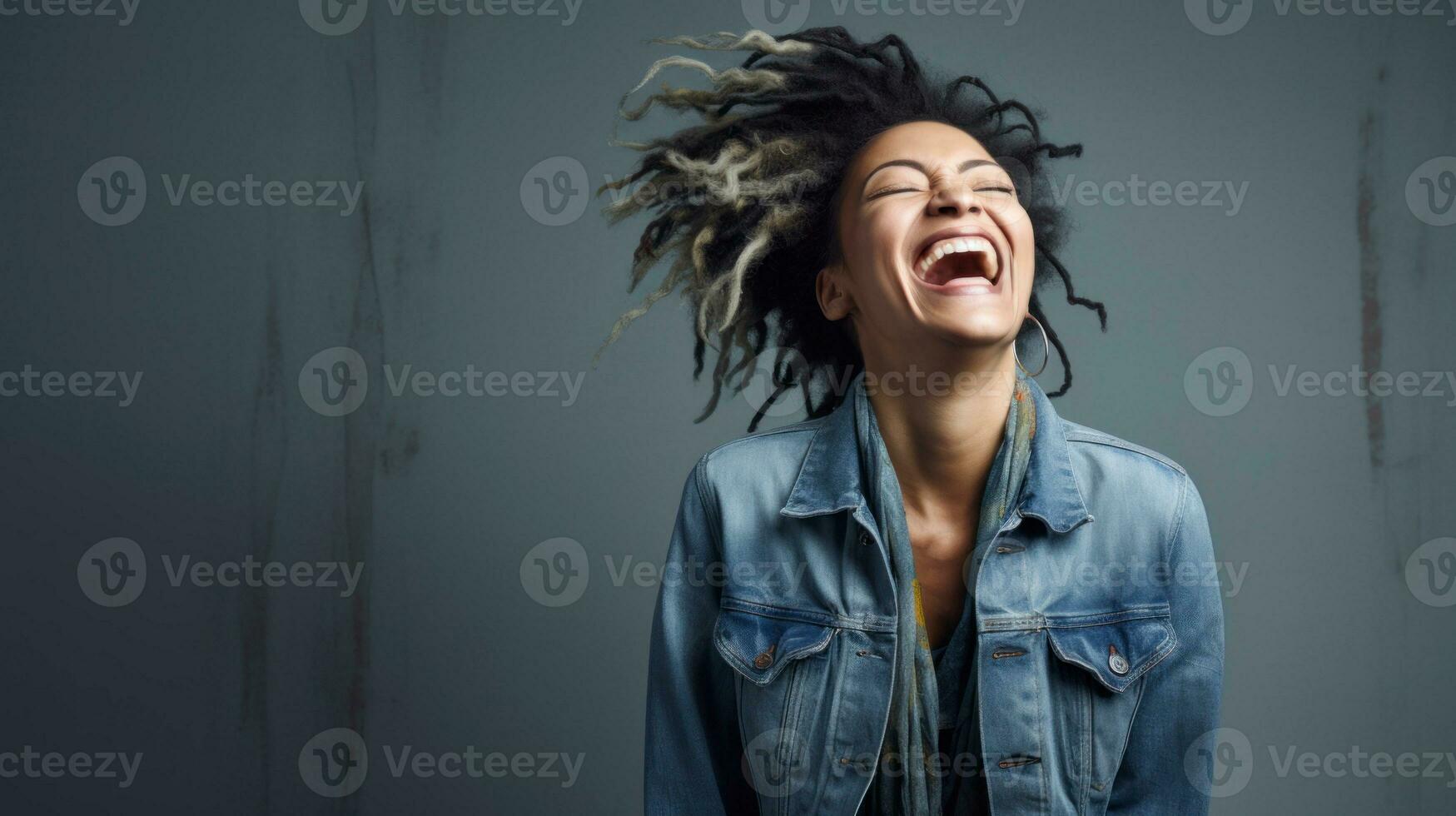 disfrutar contento africano americano niña vistiendo mezclilla chaqueta mirando arriba sonriente alegremente en contra antecedentes ai generado foto