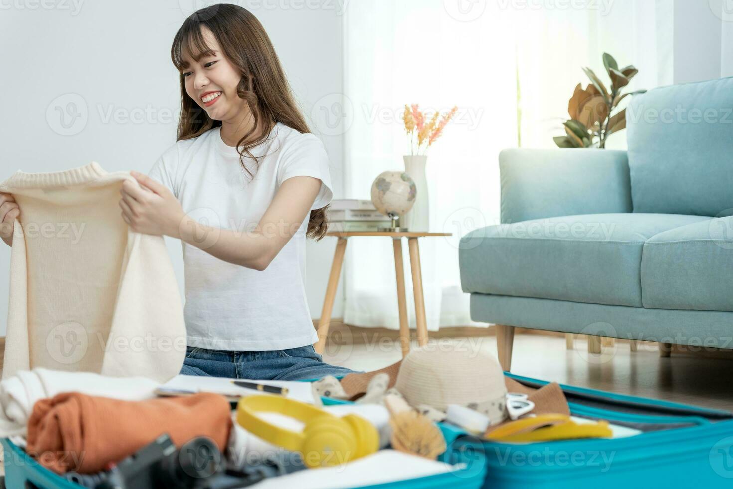 bolsas de viaje para viajes de vacaciones. una joven prepara ropa y  artículos personales para poner en su maleta. hacer las maletas antes de  viajar 17012335 Foto de stock en Vecteezy