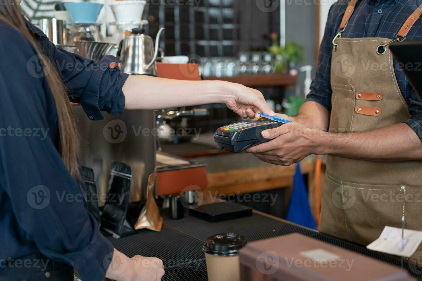 mujer utilizar crédito tarjeta pagar dinero en línea en café restaurante con un digital pago sin dinero en efectivo. acumular descuento. mi billetera, tecnología, pagar en línea, crédito tarjeta, banco aplicación diario vida pago foto