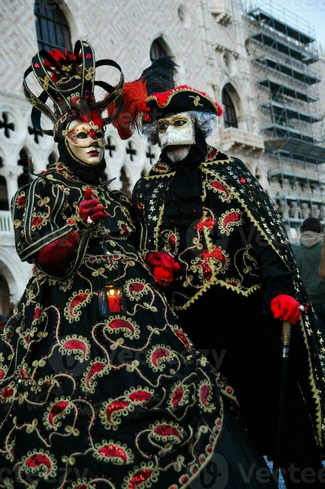 dos personas vestido en disfraces para el Venecia carnaval foto