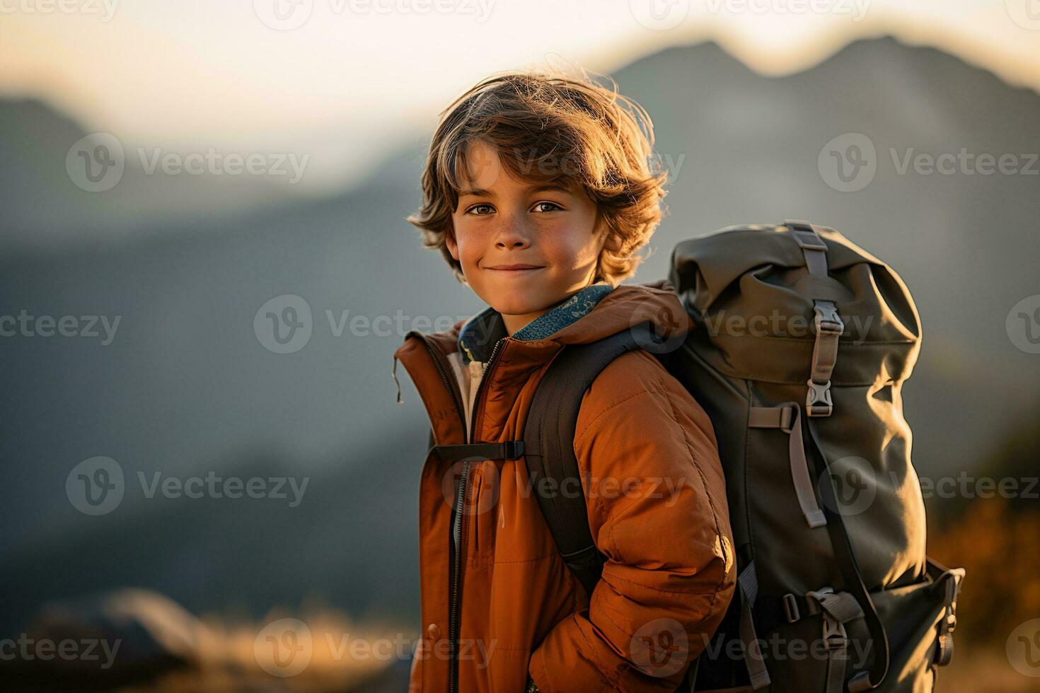 adorable pequeño chico con mochila excursionismo en montañas a puesta de sol. viaje y activo estilo de vida concepto ai generado foto