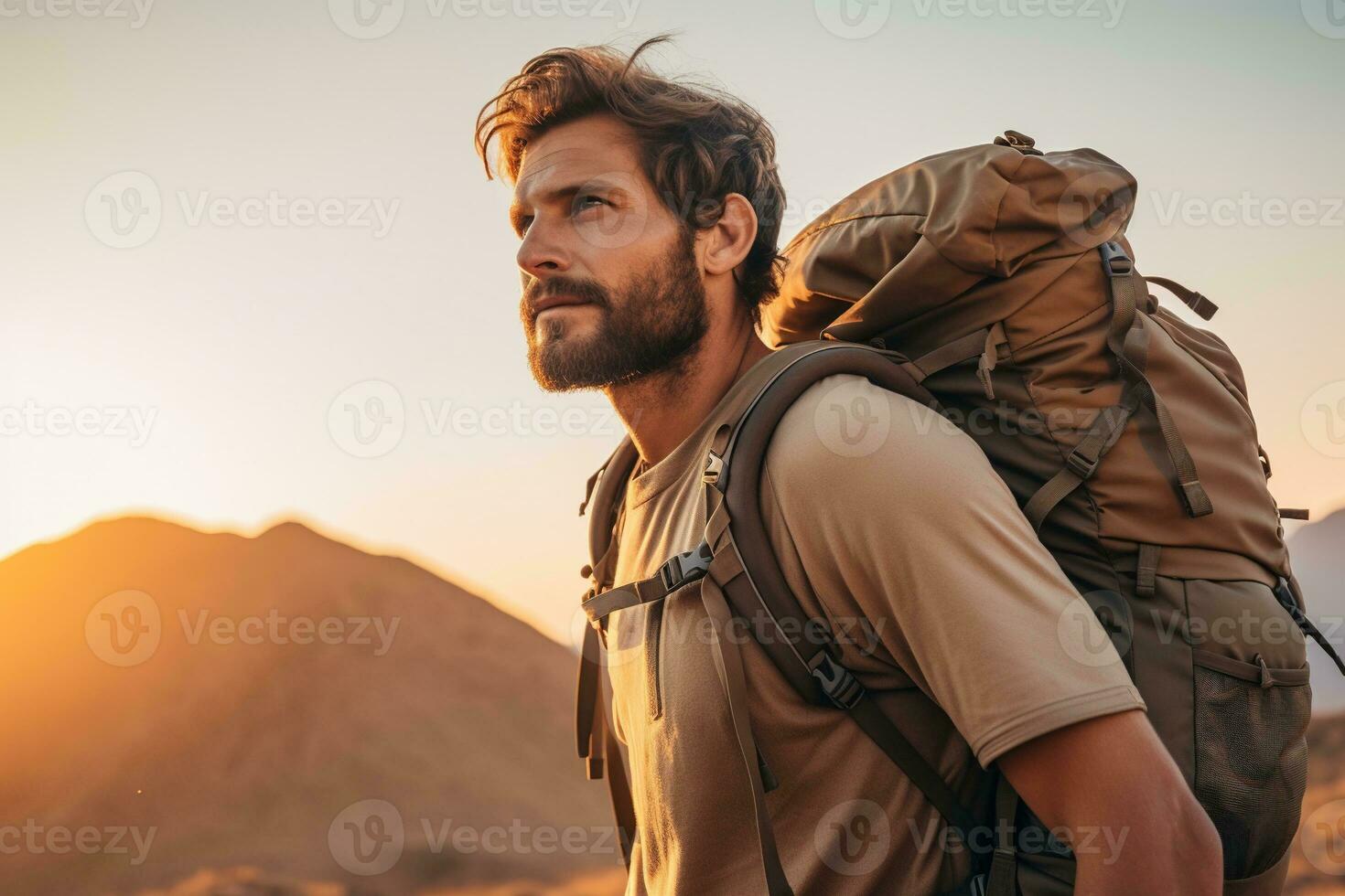 hermoso joven hombre con mochila excursionismo en el montañas a puesta de sol ai generado foto