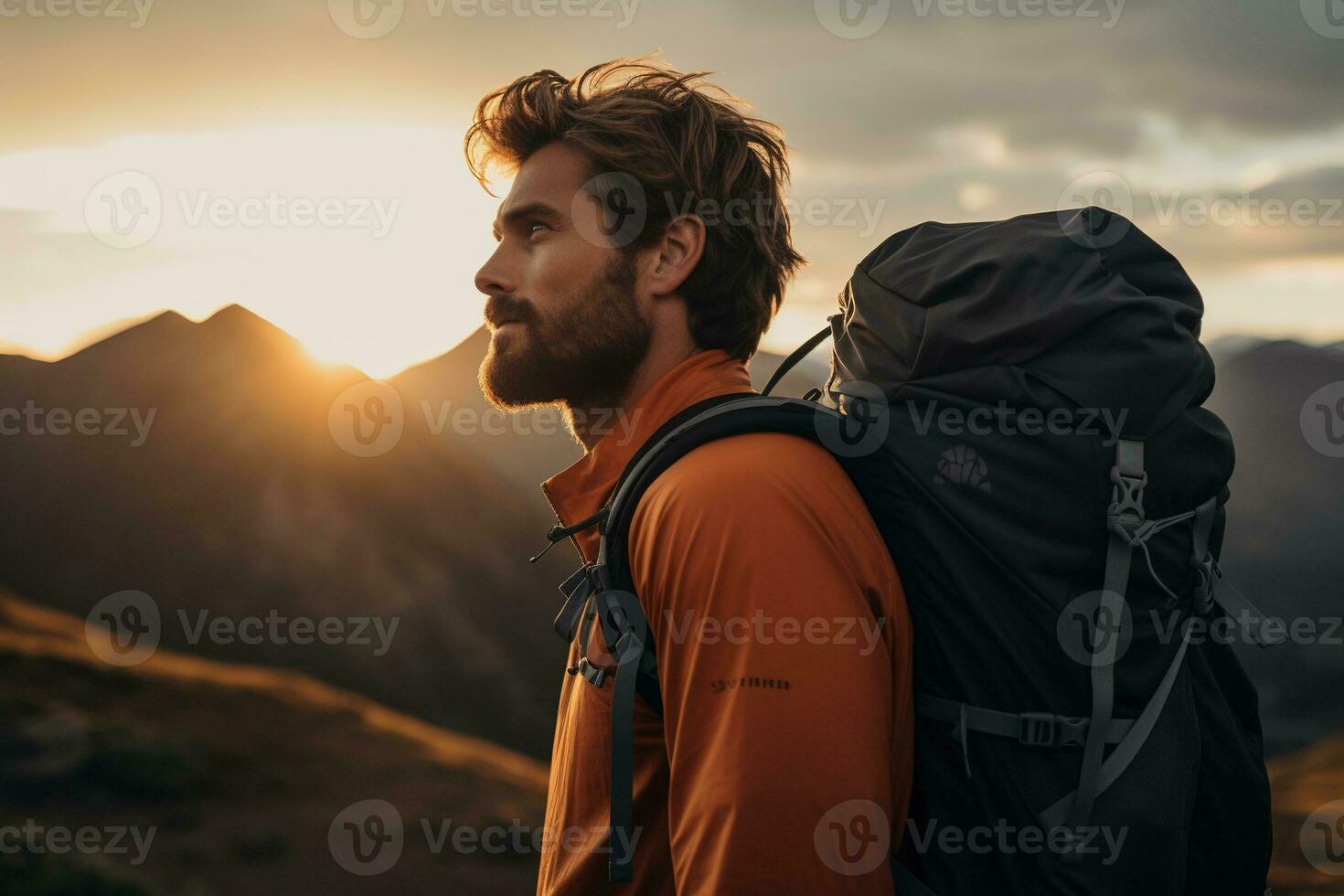 hermoso joven hombre con mochila excursionismo en el montañas a puesta de sol ai generado foto