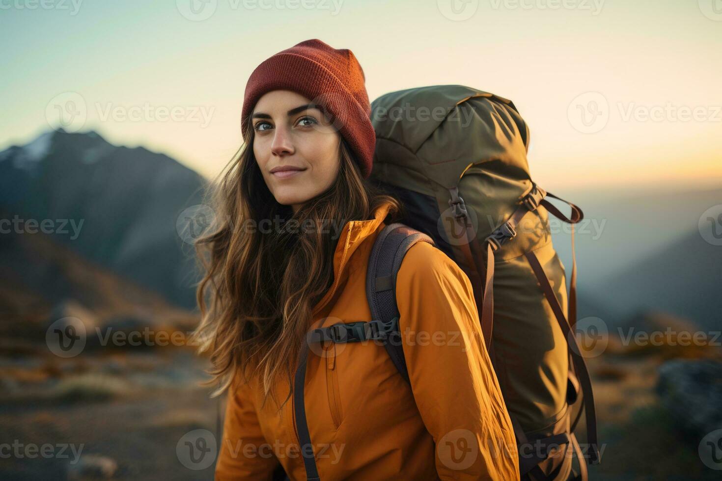 hermosa mujer caminante con mochila excursionismo en el montañas a puesta de sol ai generado foto