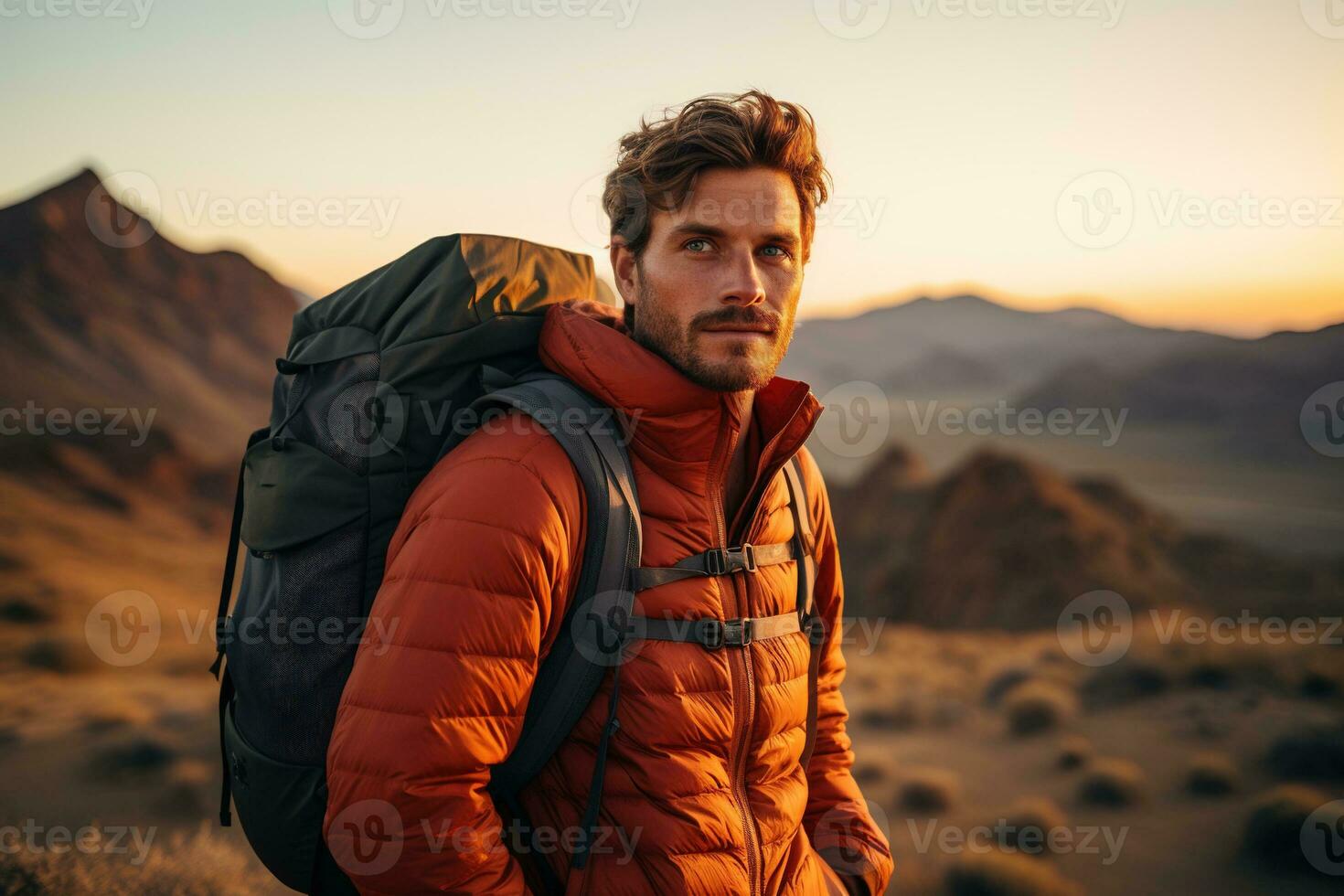 hermoso joven hombre con mochila excursionismo en el montañas a puesta de sol ai generado foto