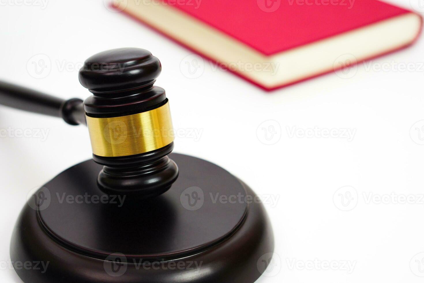 primer plano del mazo de juez, abogado, derecho, justicia con libro de derecho en segundo plano. foto