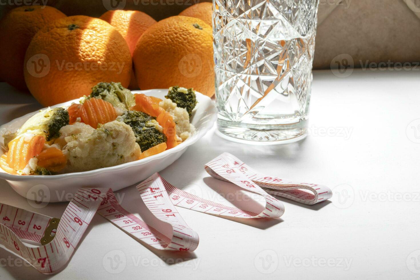 un cinta medida es en un mesa con naranjas dietas concepto. foto