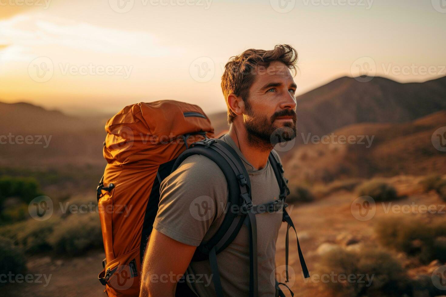 hermoso joven hombre con mochila excursionismo en el montañas a puesta de sol ai generado foto