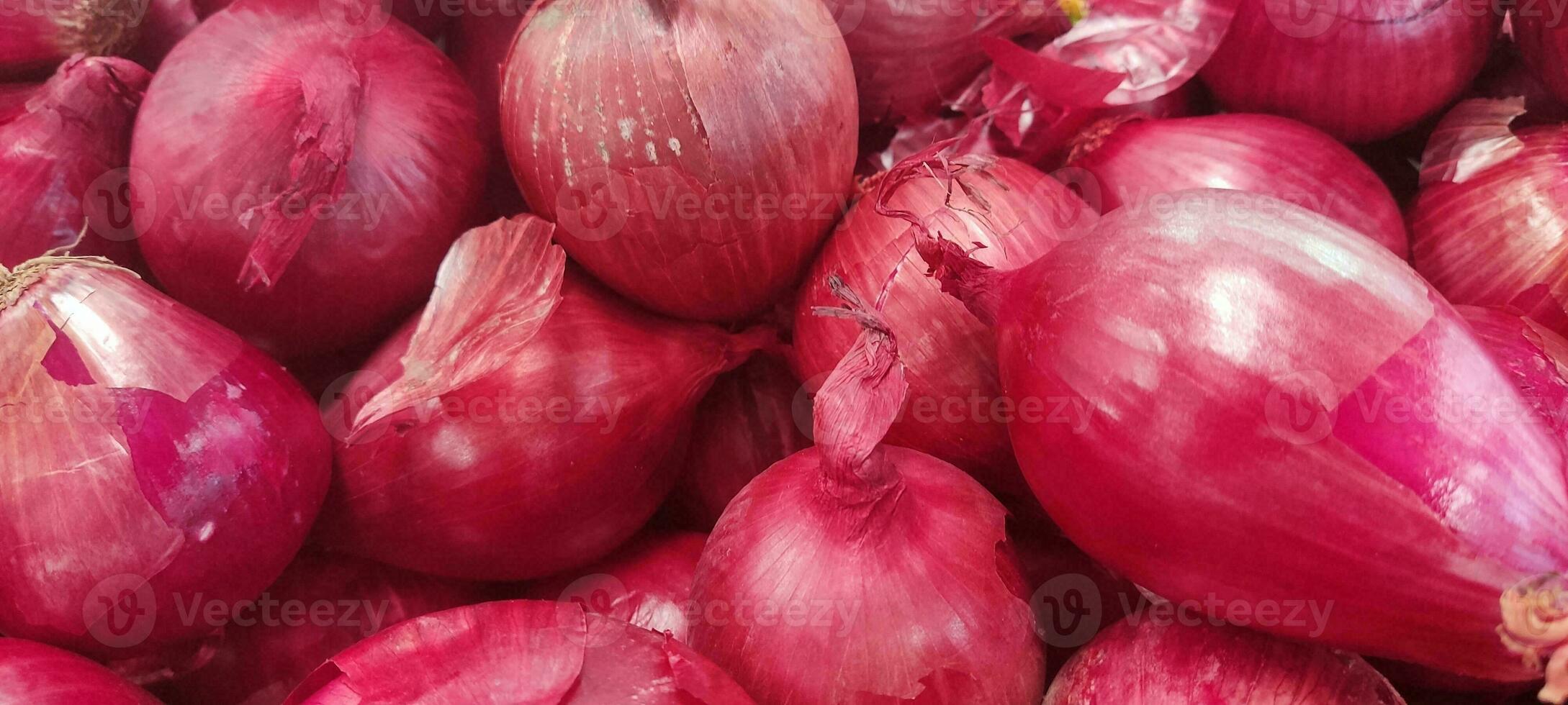 Shallots or red onion, purple shallots on wooden background , fresh shallot  for medicinal products or herbs and spices Thai food made from this raw  shallot 10238227 Stock Photo at Vecteezy