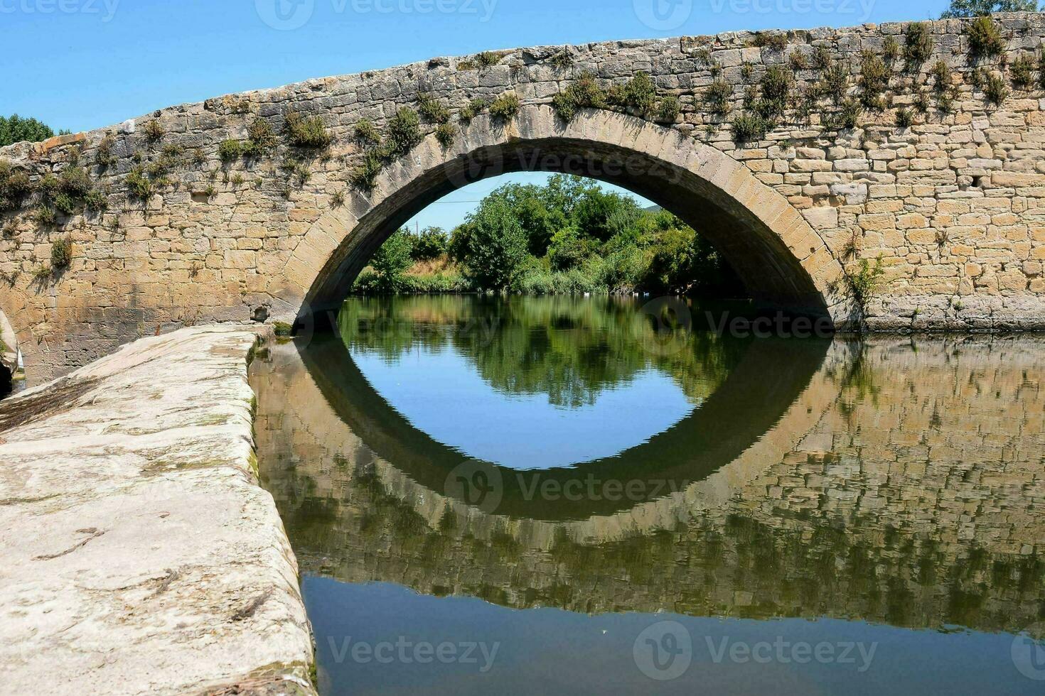 el puente sobre el río foto