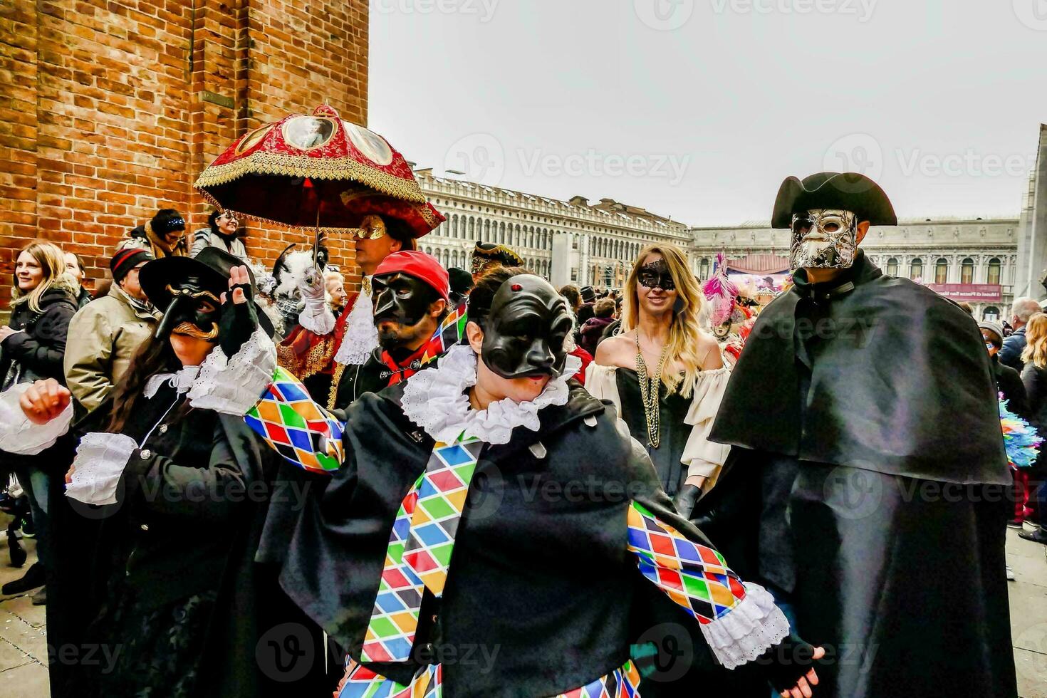 personas vistiendo carnaval mascaras foto