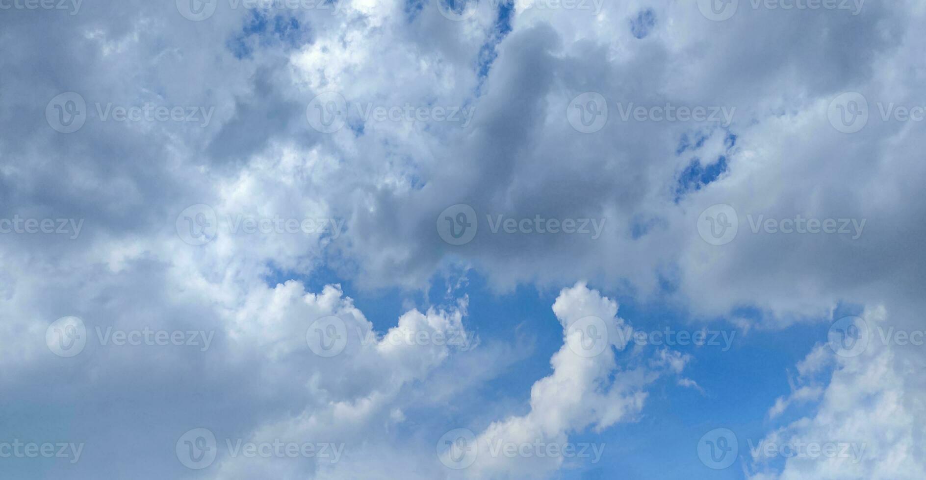 un azul cielo con nubes y un azul cielo, azul cielo y blanco nube claro verano vista, un grande blanco nube es en el cielo, un azul cielo con nubes y algunos blanco nubes foto