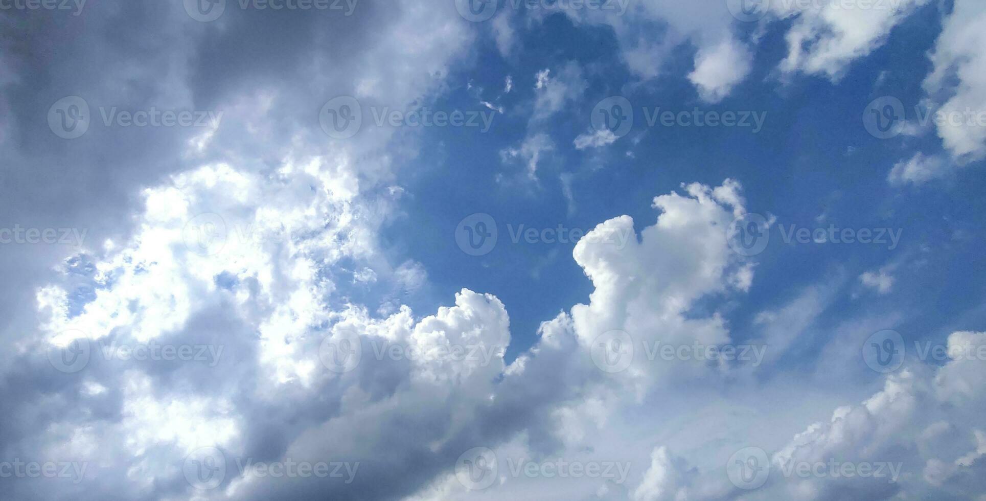 un azul cielo con nubes y un pocos nubes, azul cielo, blanco nube hora lapso de nubes en el cielo, el Dom brilla mediante el nubes en esta foto, dramático cielo nubes foto