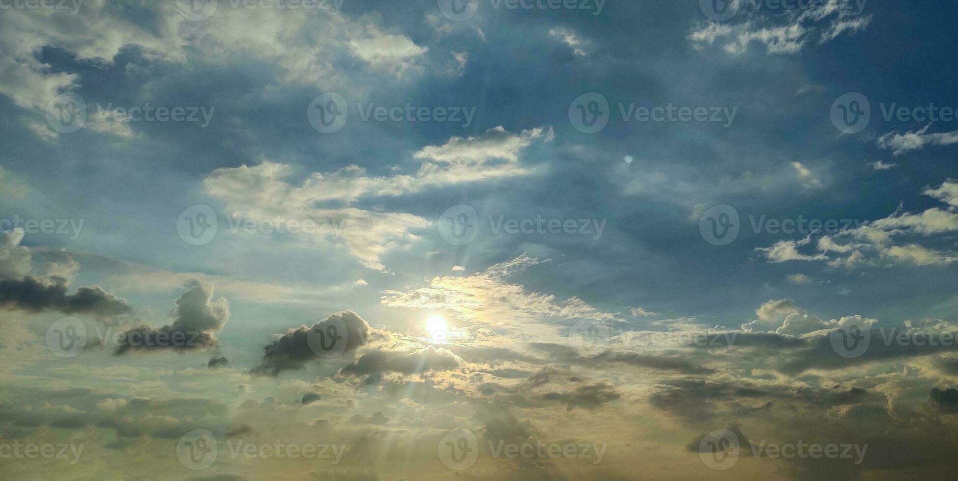 un azul cielo con nubes y un pocos nubes, azul cielo, blanco nube hora lapso de nubes en el cielo, el Dom brilla mediante el nubes en esta foto, dramático cielo nubes foto