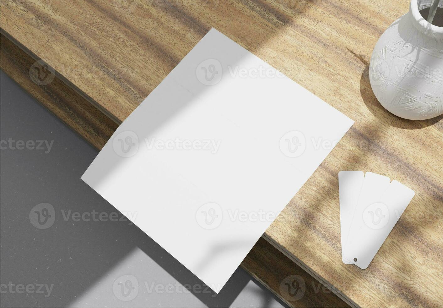 realista blanco 3 doblez folleto con color tarjeta en parte superior de de madera mesa, adecuado para folleto diseño presentaciones foto