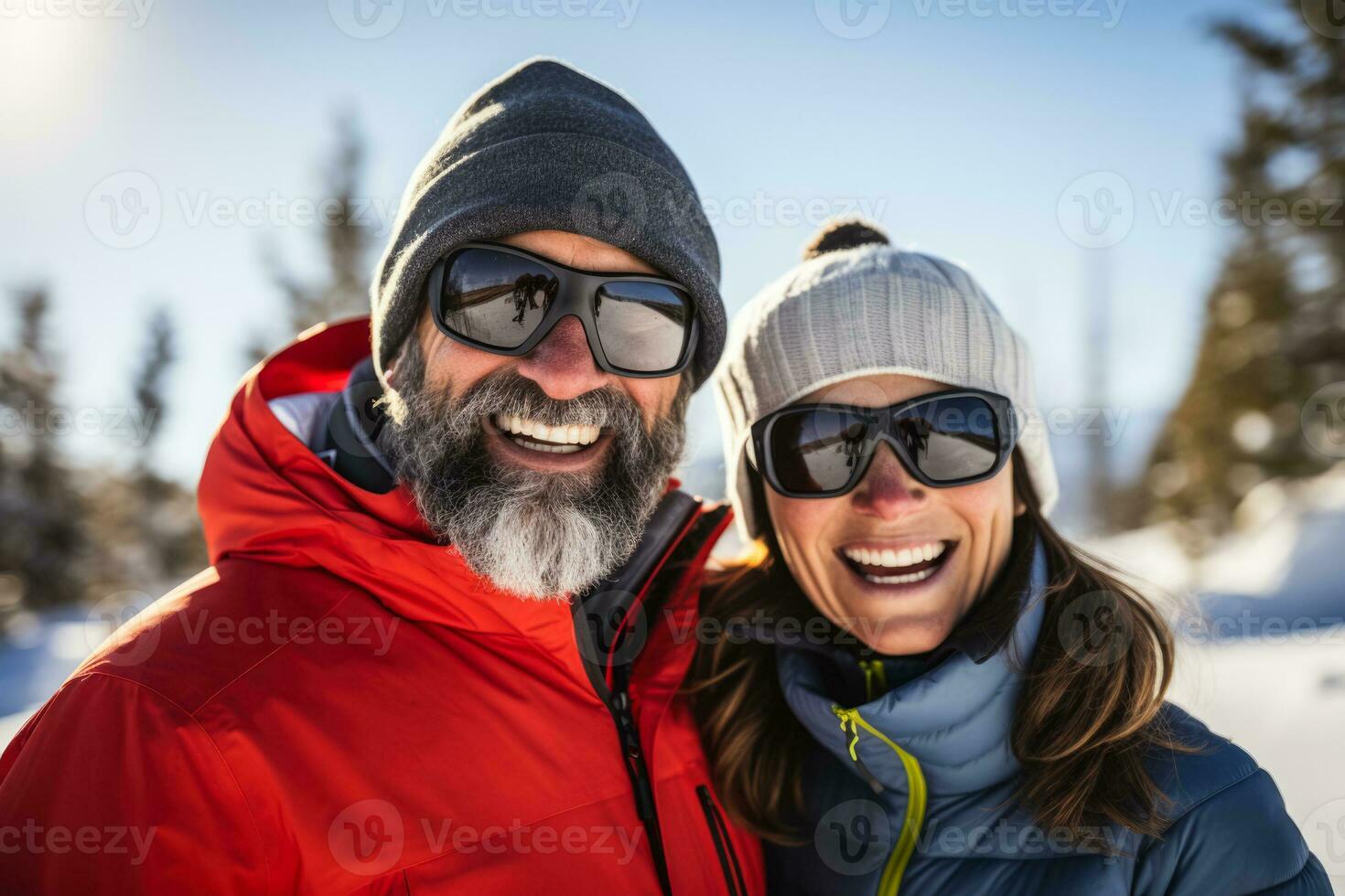 sonriente Pareja inmerso en Nevado desierto durante cruzar país esquiar aventuras foto
