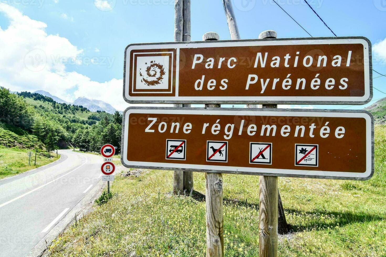 a sign that reads parc national des pyrenees photo