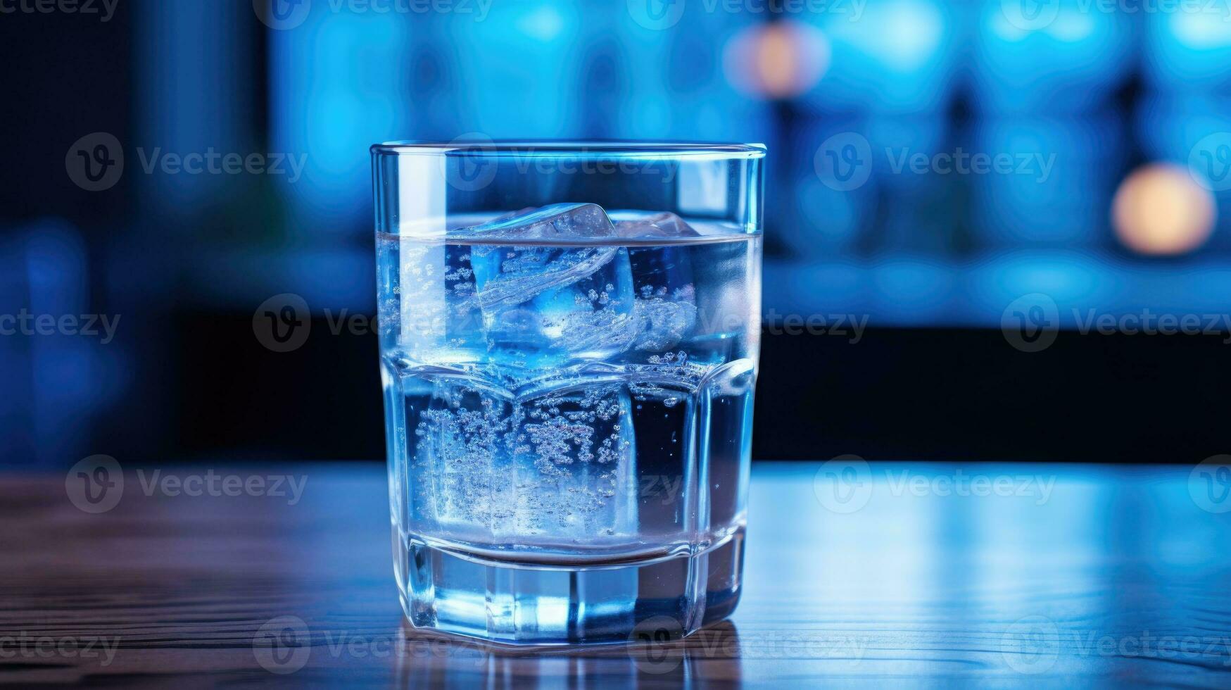 vaso de agua con hielo cubitos en bar mostrador en noche club. ai generado foto