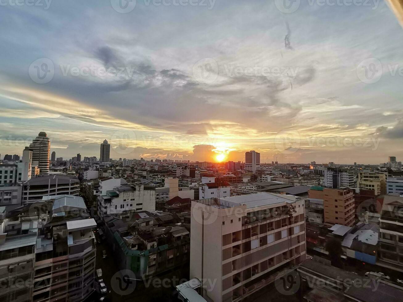 ciudad horizonte durante calentar puesta de sol foto