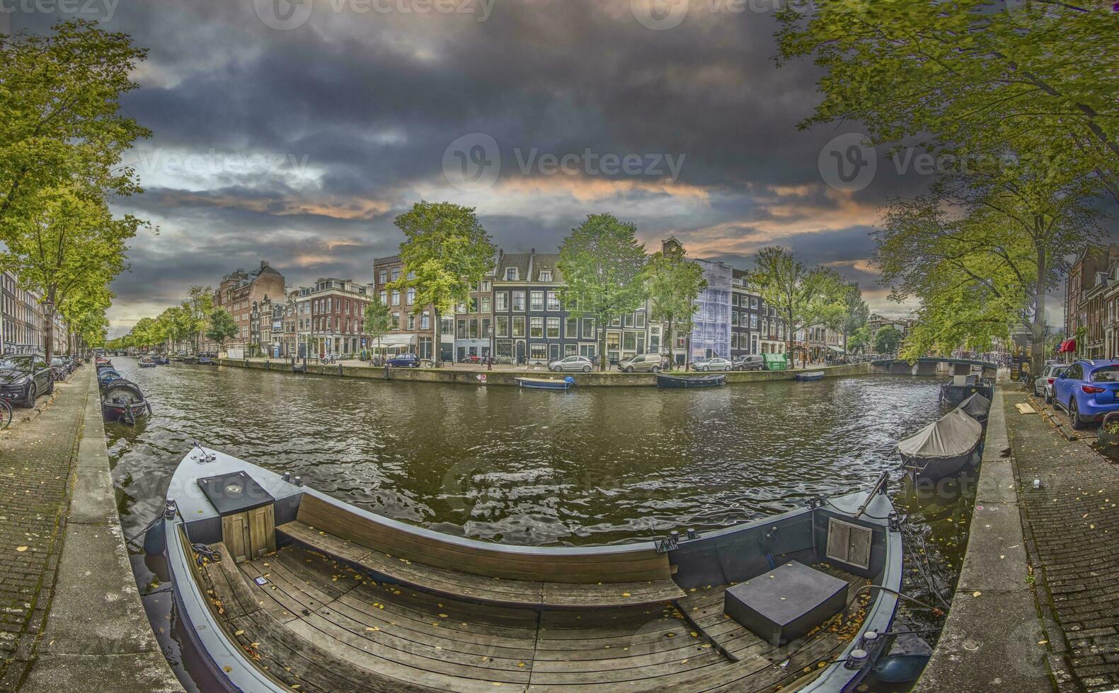 ver terminado un típico canal en el holandés metrópoli Amsterdam en verano 2023 foto