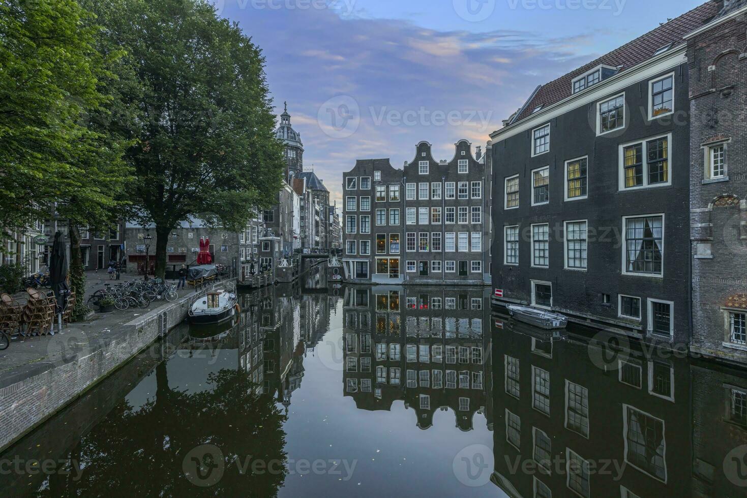 ver terminado un típico canal en el holandés metrópoli Amsterdam en verano 2023 foto