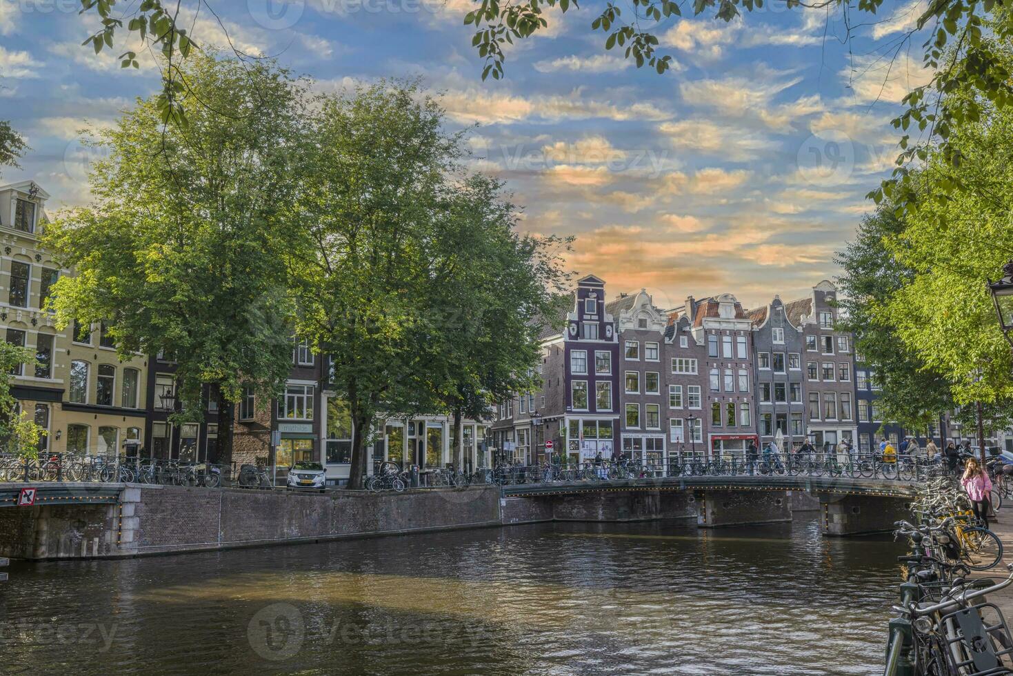 ver terminado un típico canal en el holandés metrópoli Amsterdam en verano 2023 foto