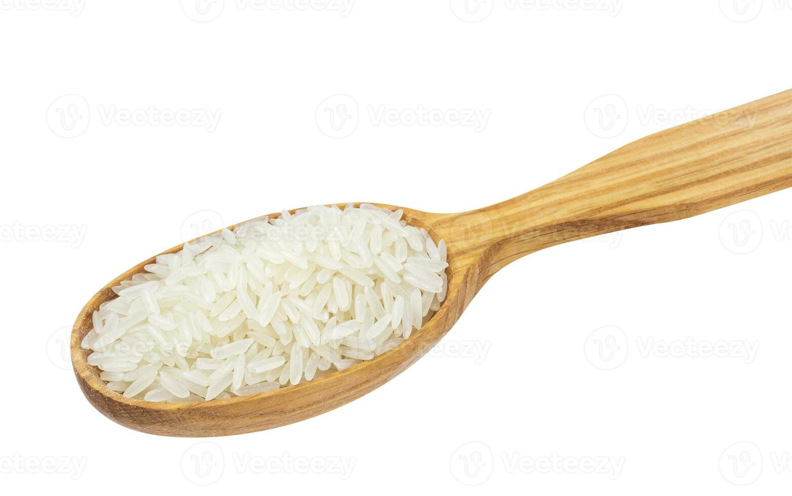 jazmín arroz en de madera cuchara aislado en blanco foto