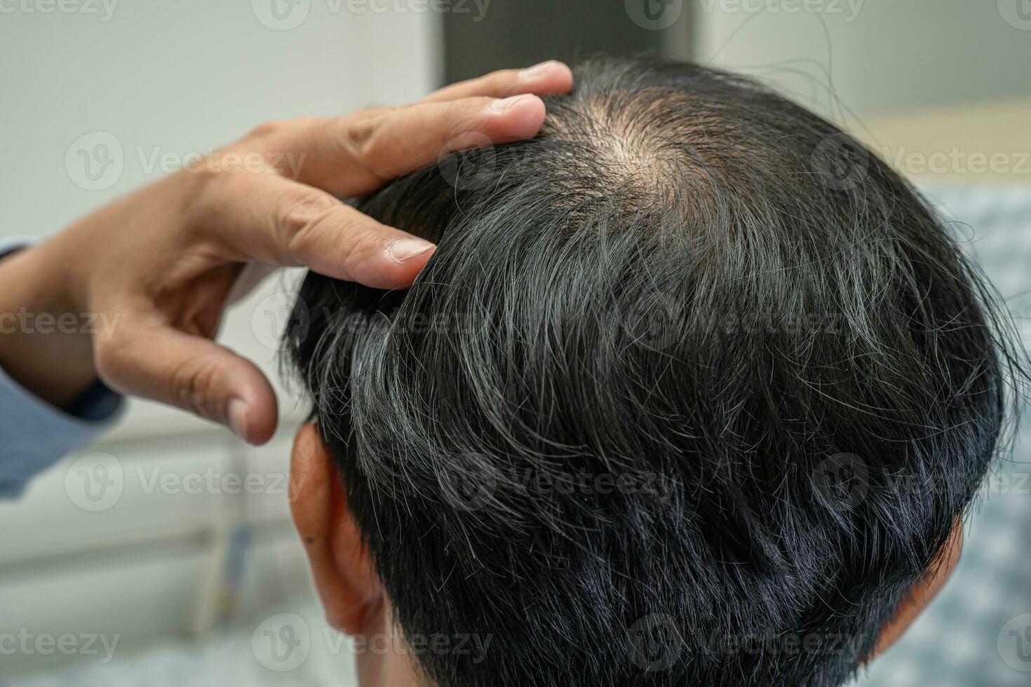 calvo en la cabeza media y sin pérdida de cabello glabro de hombre de oficina activo inteligente de negocios asiáticos maduros. foto