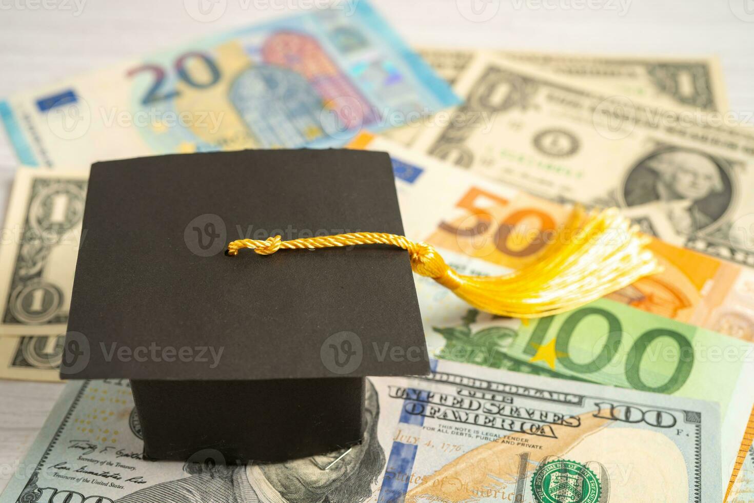 Sombrero de brecha de graduación en billetes de euro y dólar estadounidense, concepto de enseñanza de aprendizaje de tarifa de estudio de educación. foto