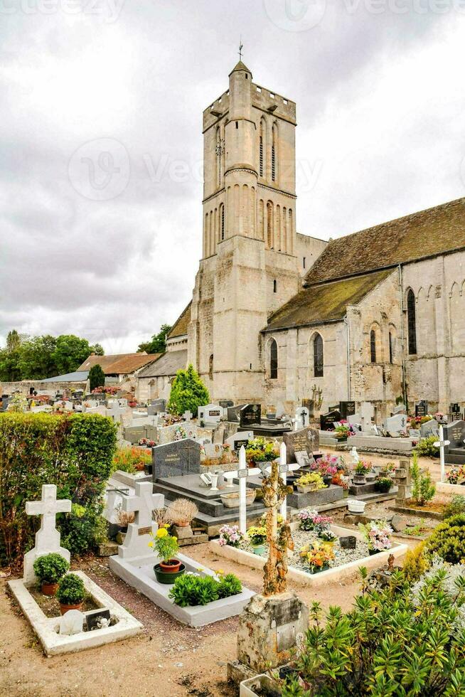 un Iglesia con un cementerio en frente de eso foto