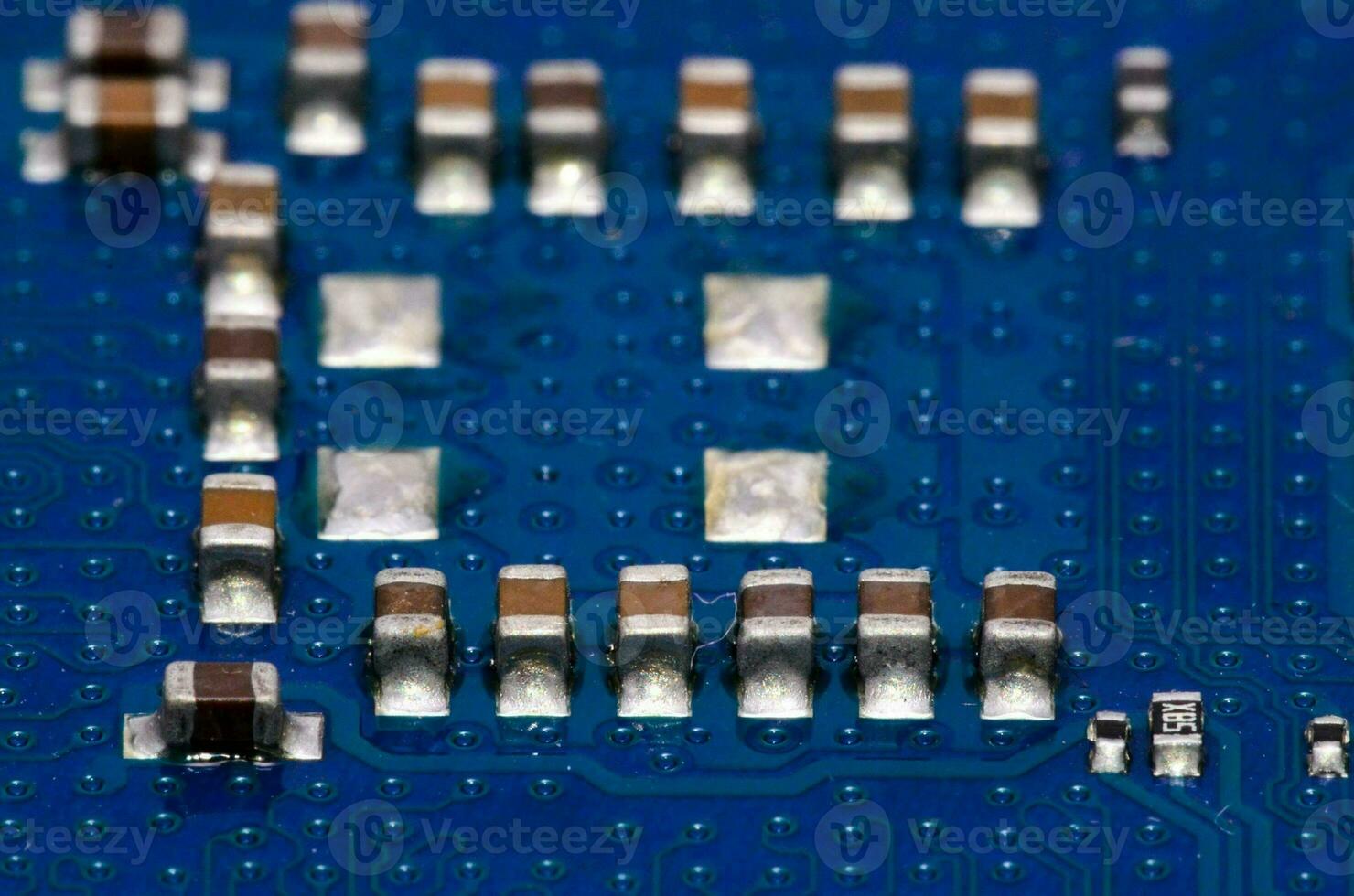 cerca arriba de un azul electrónico circuito tablero foto