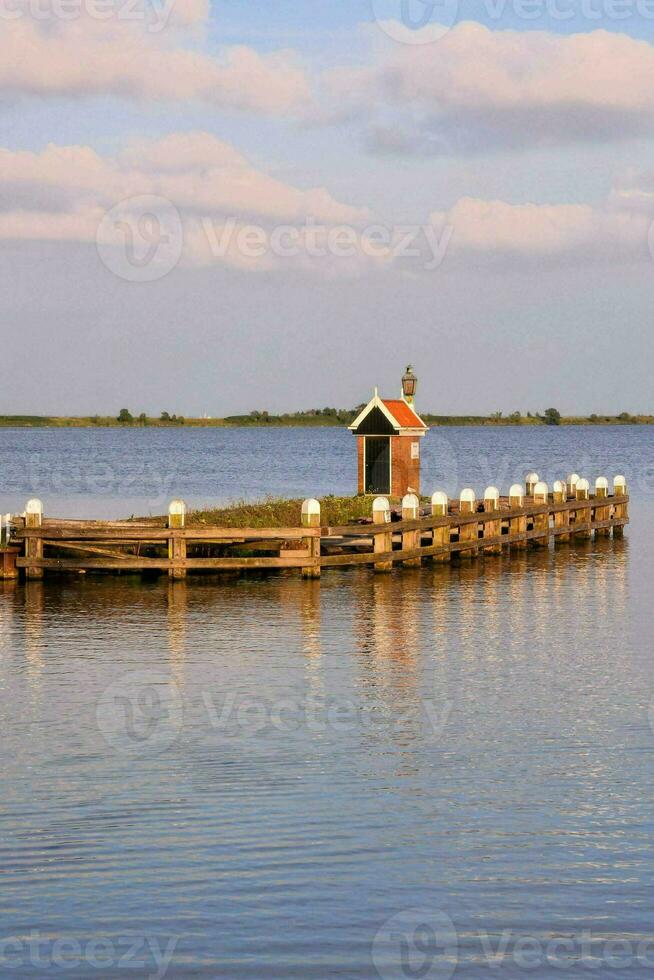 un pequeño muelle con un casa en eso en el medio de el agua foto