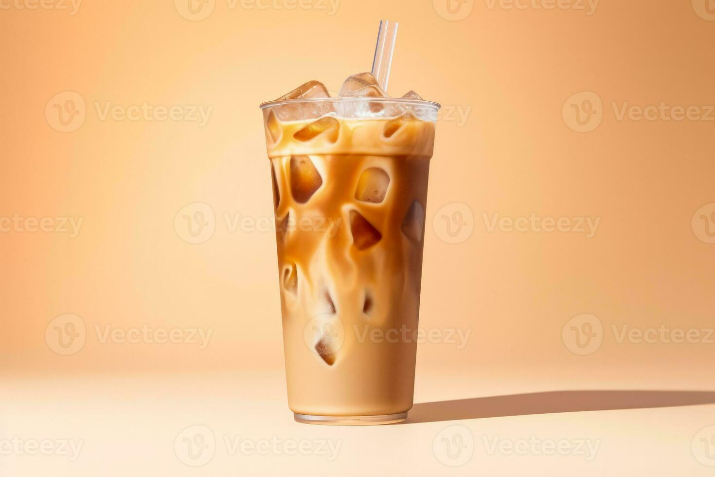 enfriado con hielo café en un verano ajuste aislado en un degradado antecedentes foto