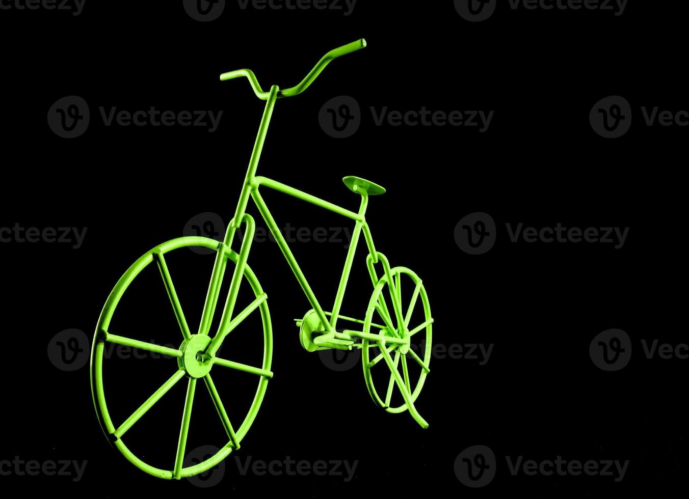 un neón verde bicicleta es mostrado en contra un negro antecedentes foto