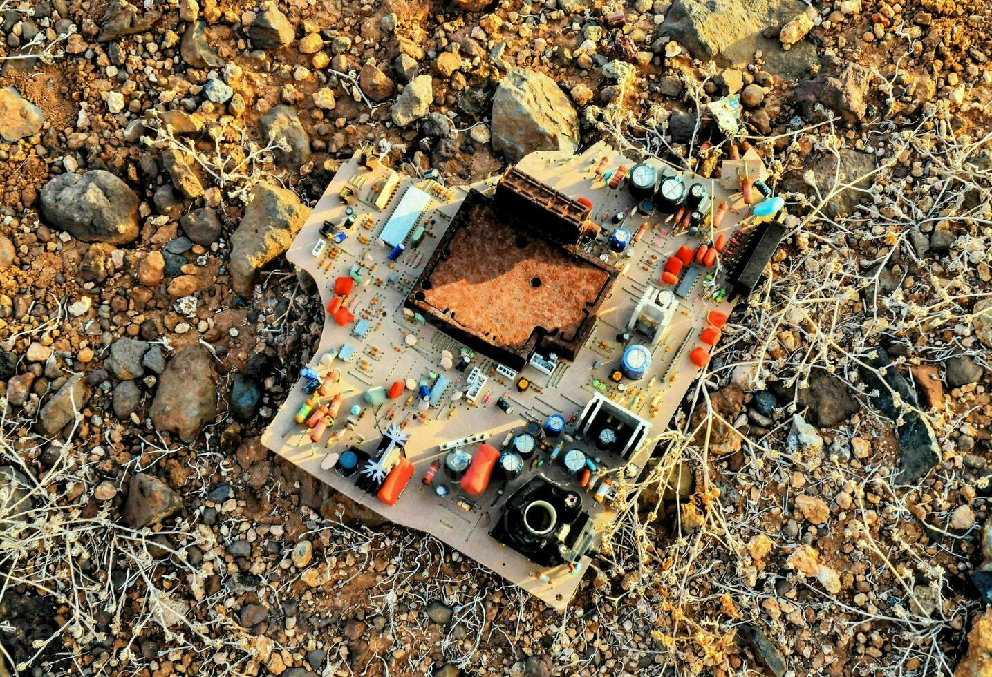 un roto computadora en el suelo en el Desierto foto