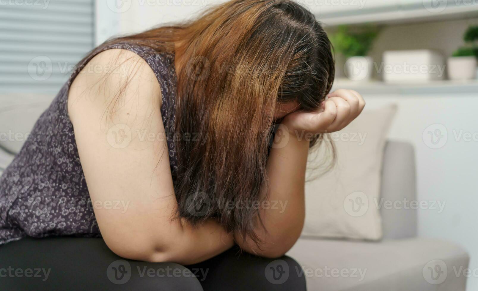 triste exceso de peso más Talla mujer pensando acerca de problemas en sofá trastornado niña sensación solitario y triste desde malo relación o Deprimido mujer trastorno mental salud foto