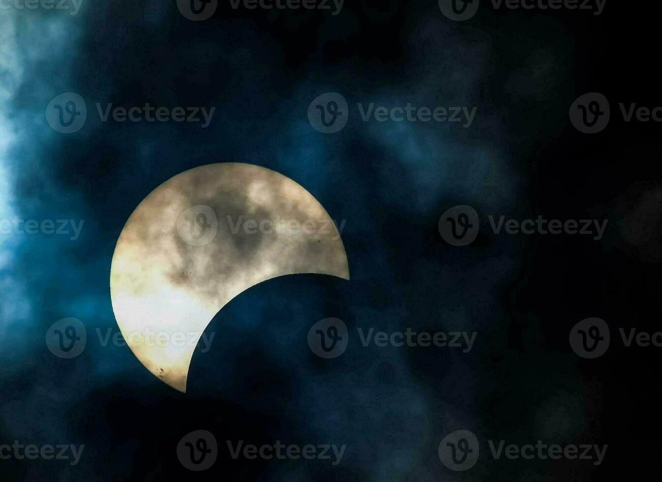 el Luna es visto durante un parcial solar eclipse en el cielo foto