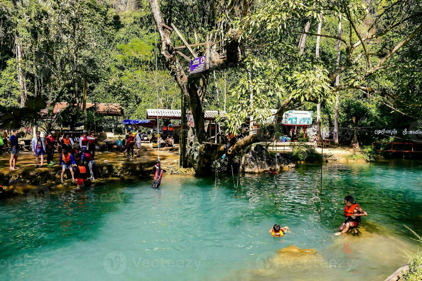 personas nadando en el agua a un recurso foto