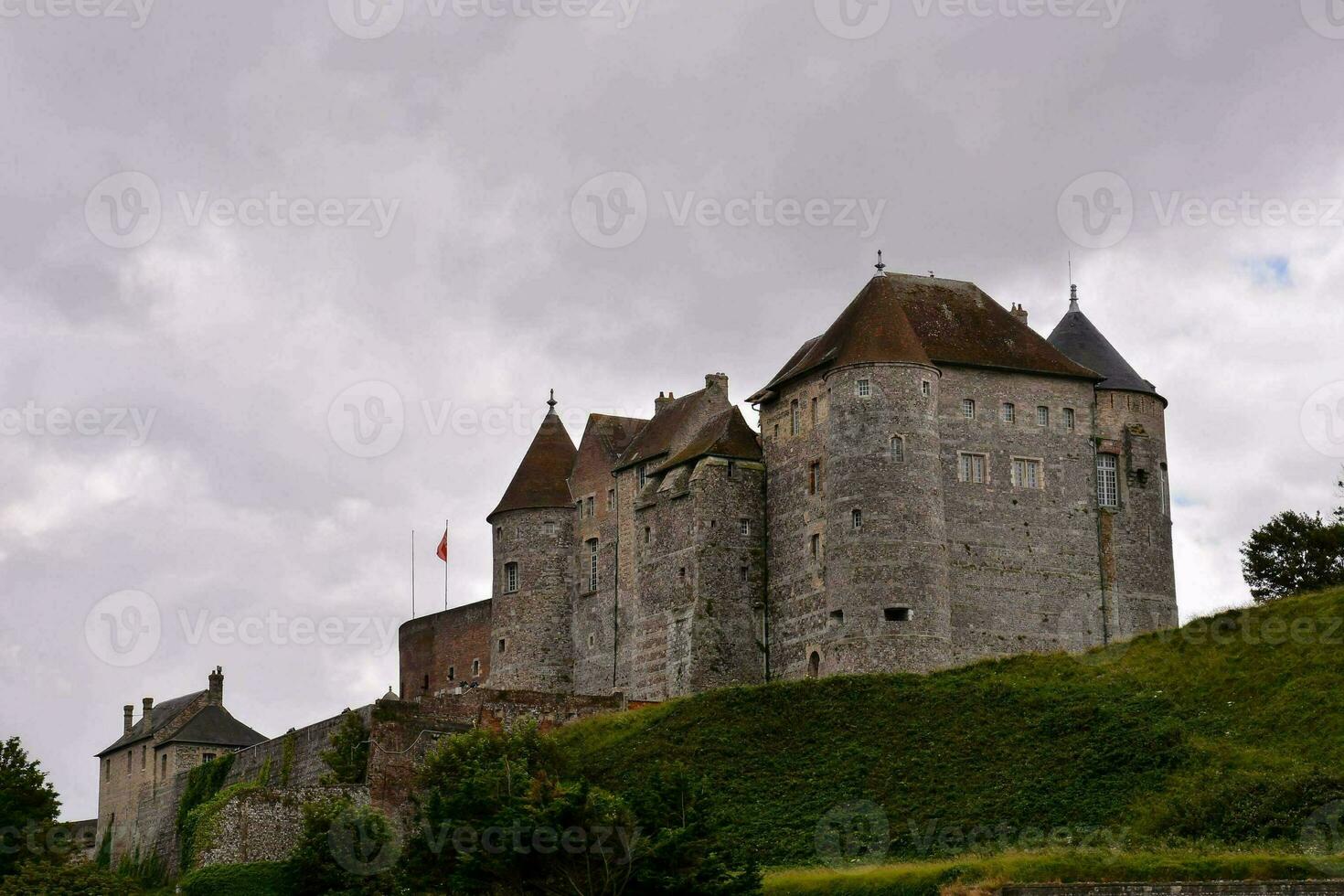 un castillo en un colina con un nublado cielo foto