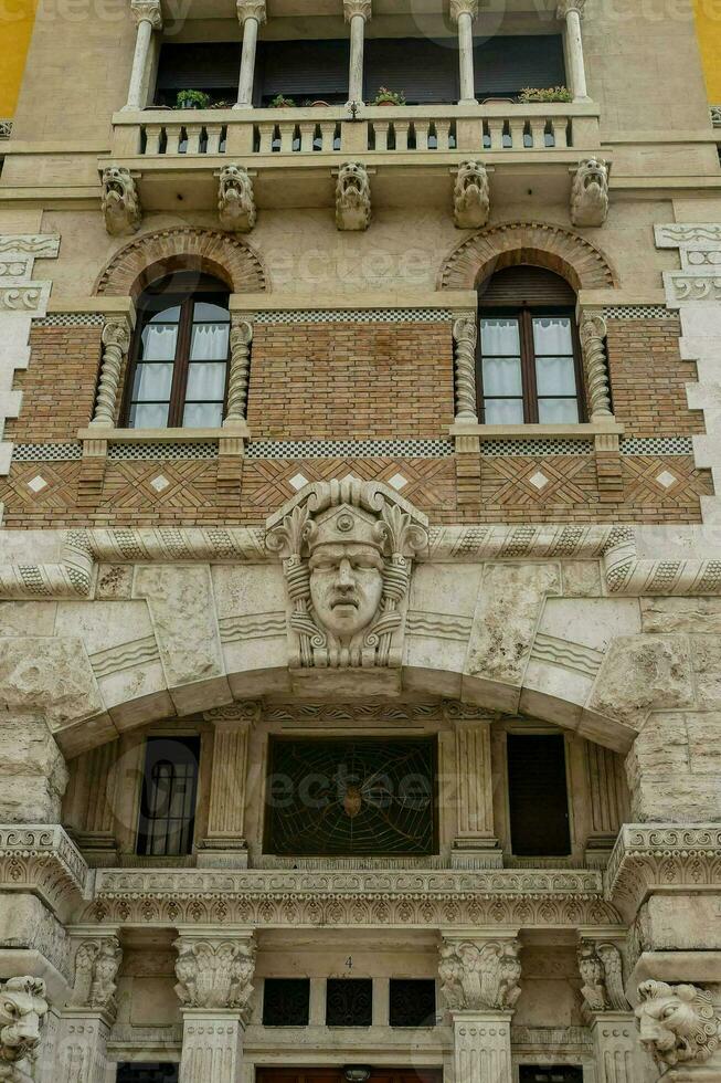 el Entrada a el edificio tiene un grande cara en eso foto