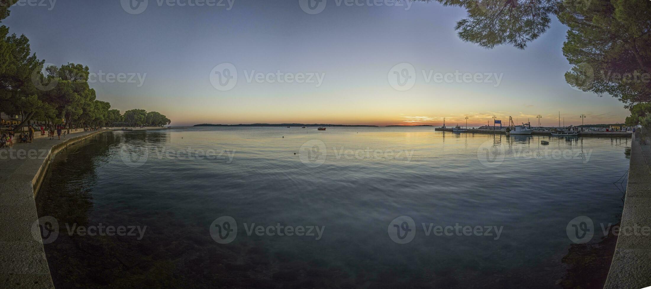 imagen terminado el puerto de fazana en istria en el noche durante puesta de sol foto