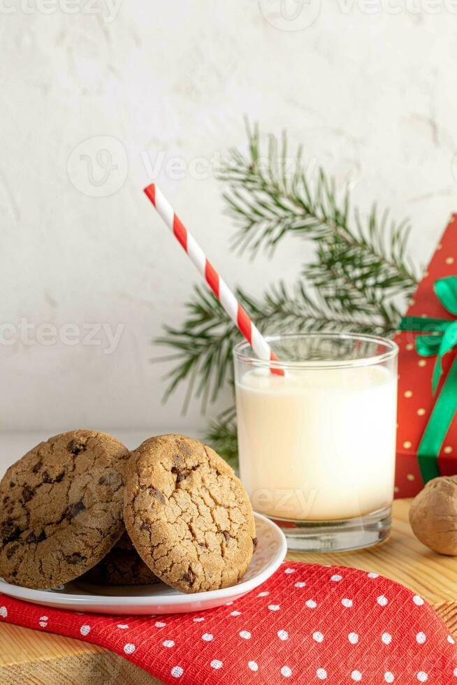 Leche y galletas para Papa Noel. Navidad tradición. galletas, vaso leche, Navidad regalos en blanco Copiar espacio foto