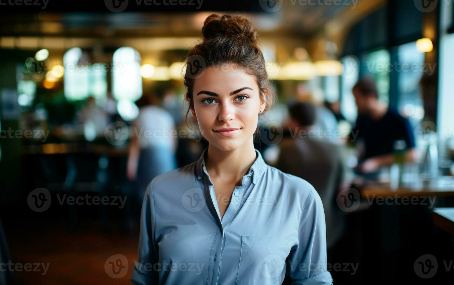 joven camarera mujer mirando dentro cámara. pequeño negocio restaurante dueño. foto