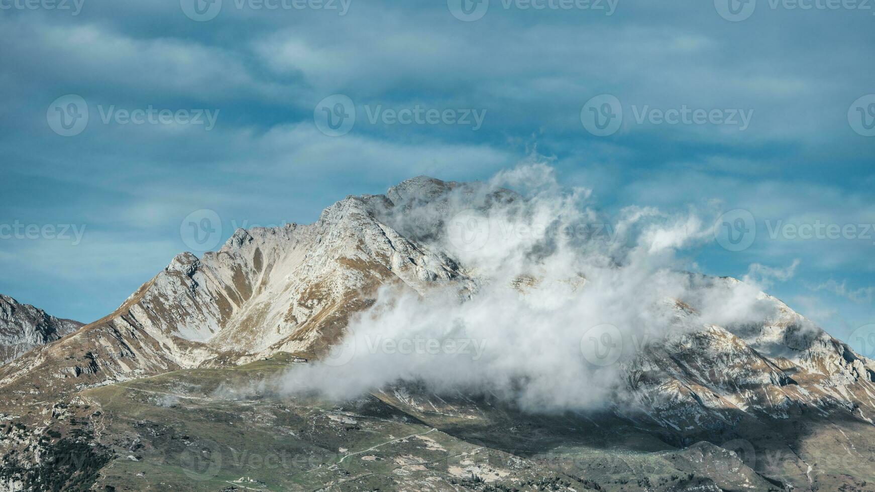 montaña en las nubes foto