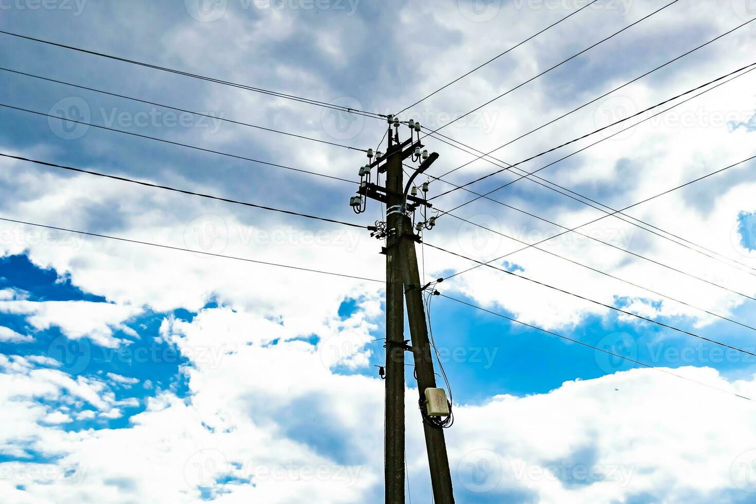 Poste eléctrico de potencia con cable de línea sobre fondo de color cerrar foto