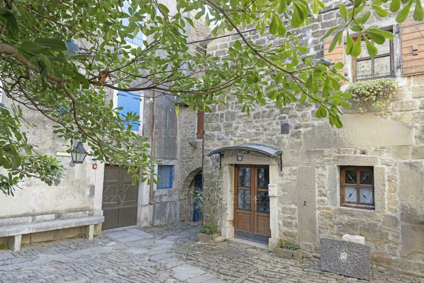 imagen desde el pueblo de Groznjan con idílico adoquinado calles y edificios hecho de natural Roca foto