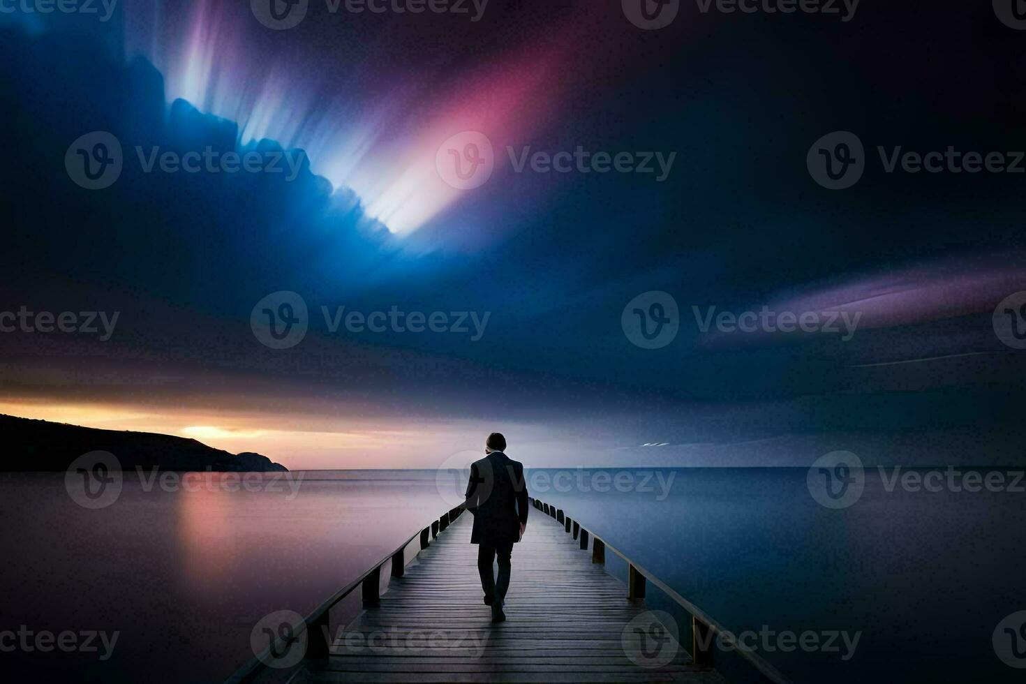 un hombre camina a lo largo un muelle a noche con un vistoso cielo. generado por ai foto